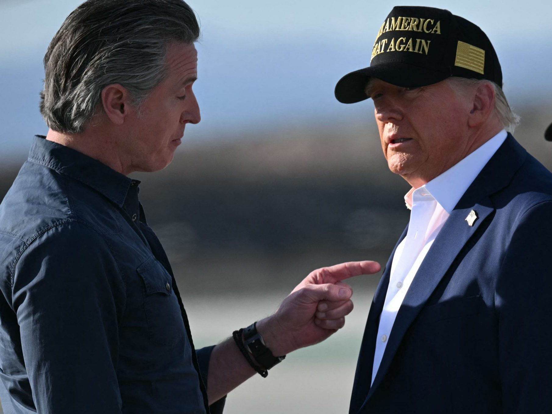 Gouverneur Newsom (l.) kündigt Umgehung von Trumps (r.) Zöllen an. (Bild: Ein Treffen der beiden im Jänner 2025)