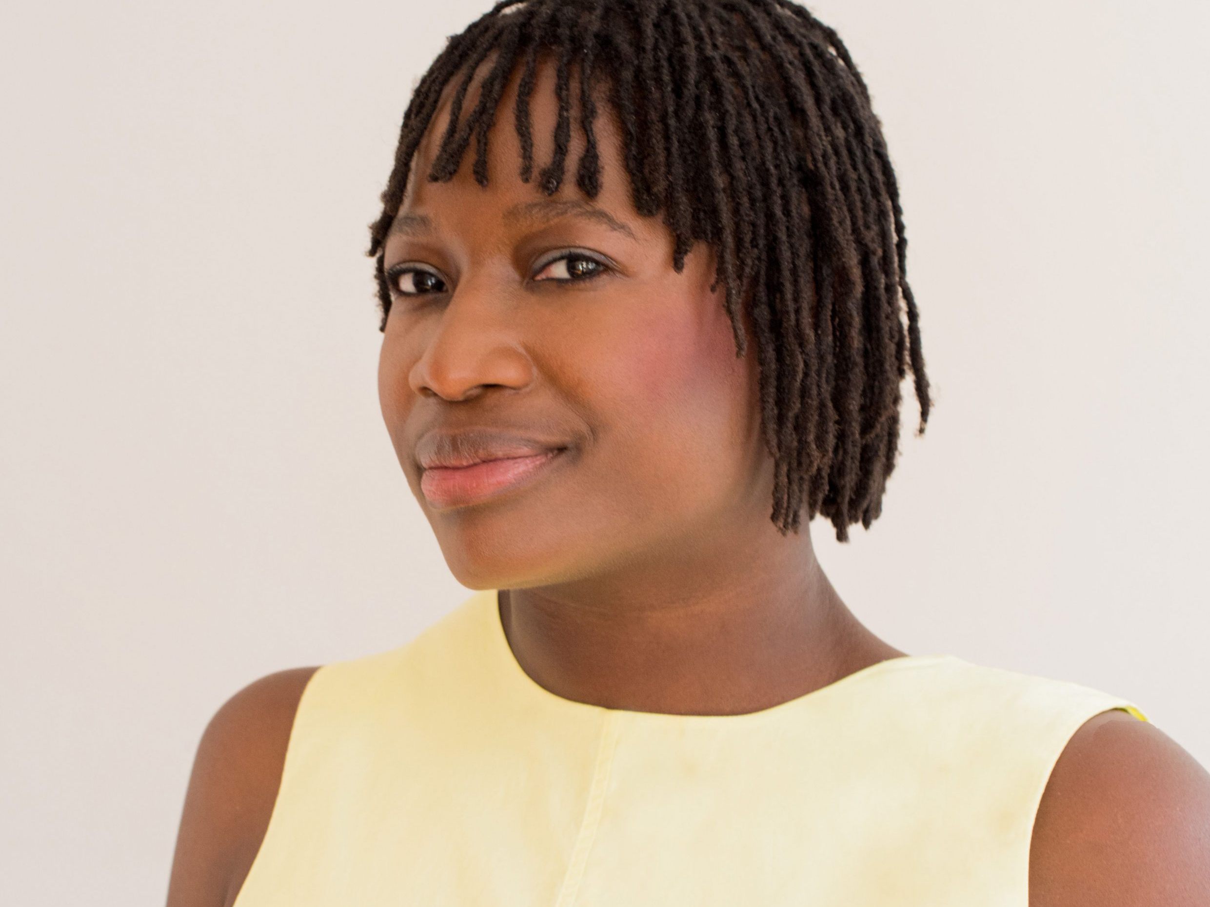 Olaolu Fajembola zeigt, wie man Kinder gegen Rassismus stärken kann. Olaolu Fajembola zeigt, wie man Kinder gegen Rassismus stärken kann.