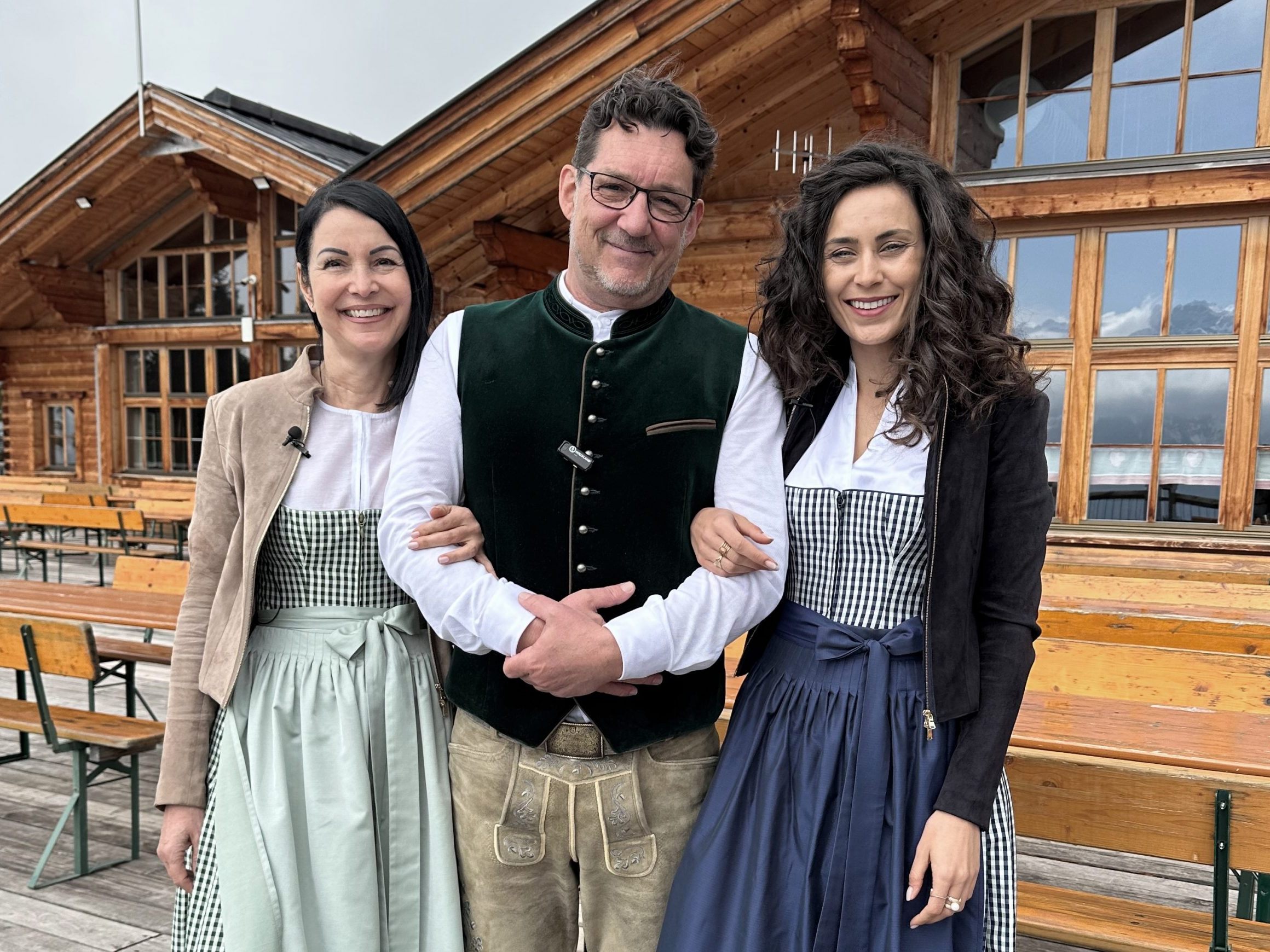 Die ehemalige Queen of Europe Andrea Maria Tratter (li) und Miss Südtirol von 2015 sowie Model Valentina Campanella, (re) sind zu Gast in der Fernsehgondel am Muttersberg bei Andreas Seeburger (mi).