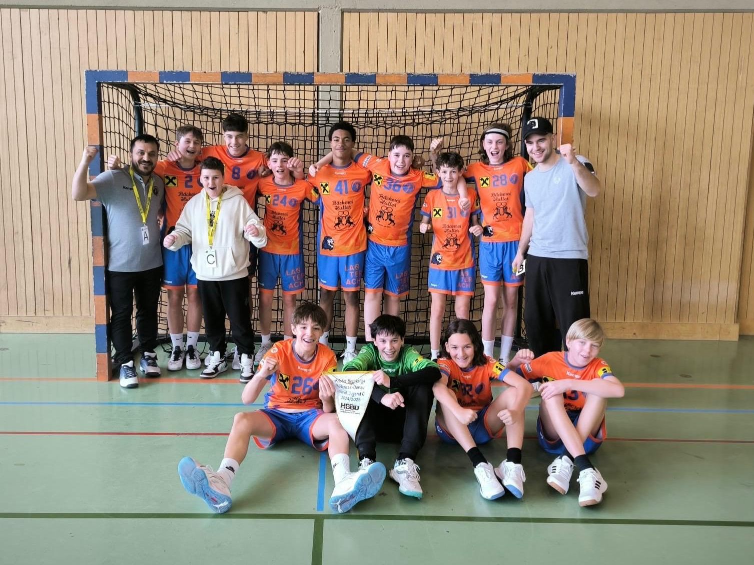 Feierlich nahm die U14 den Meister-Wimpel entgegen! Feierlich nahm die U14 den Meister-Wimpel entgegen!