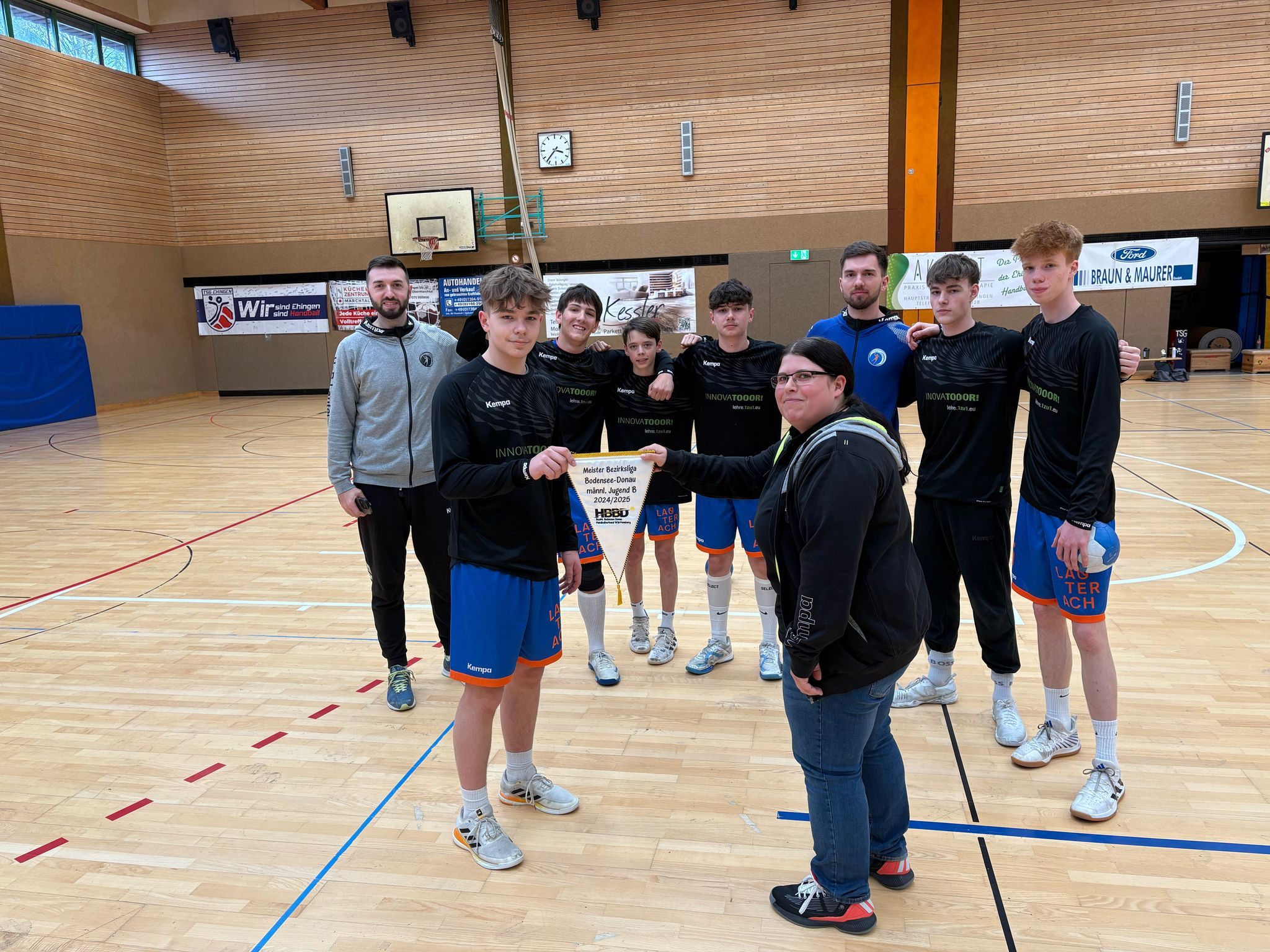 Ein weiterer Meister-Wimpel für die Handballer aus Lauterach Ein weiterer Meister-Wimpel für die Handballer aus Lauterach