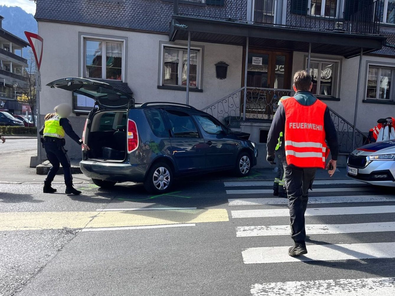 Pkw kracht gegen Mauer Pkw kracht gegen Mauer
