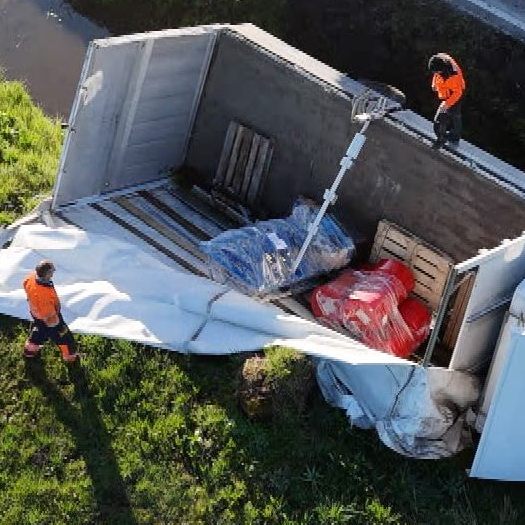 Ein Lkw ist am Mittwoch von der Zellgasse in einen Graben abgekommen.