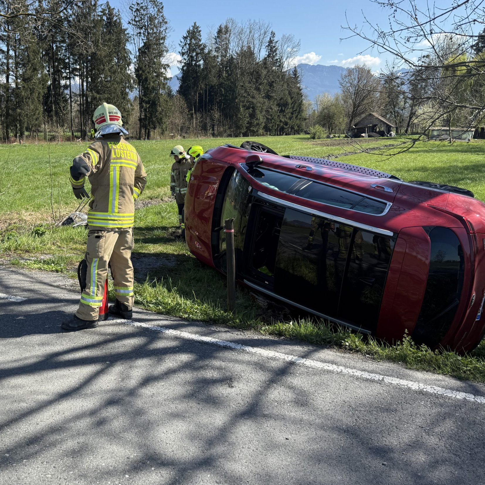 Das Unfallauto kam neben der Fahrbahn der Zellgasse zum Liegen.
