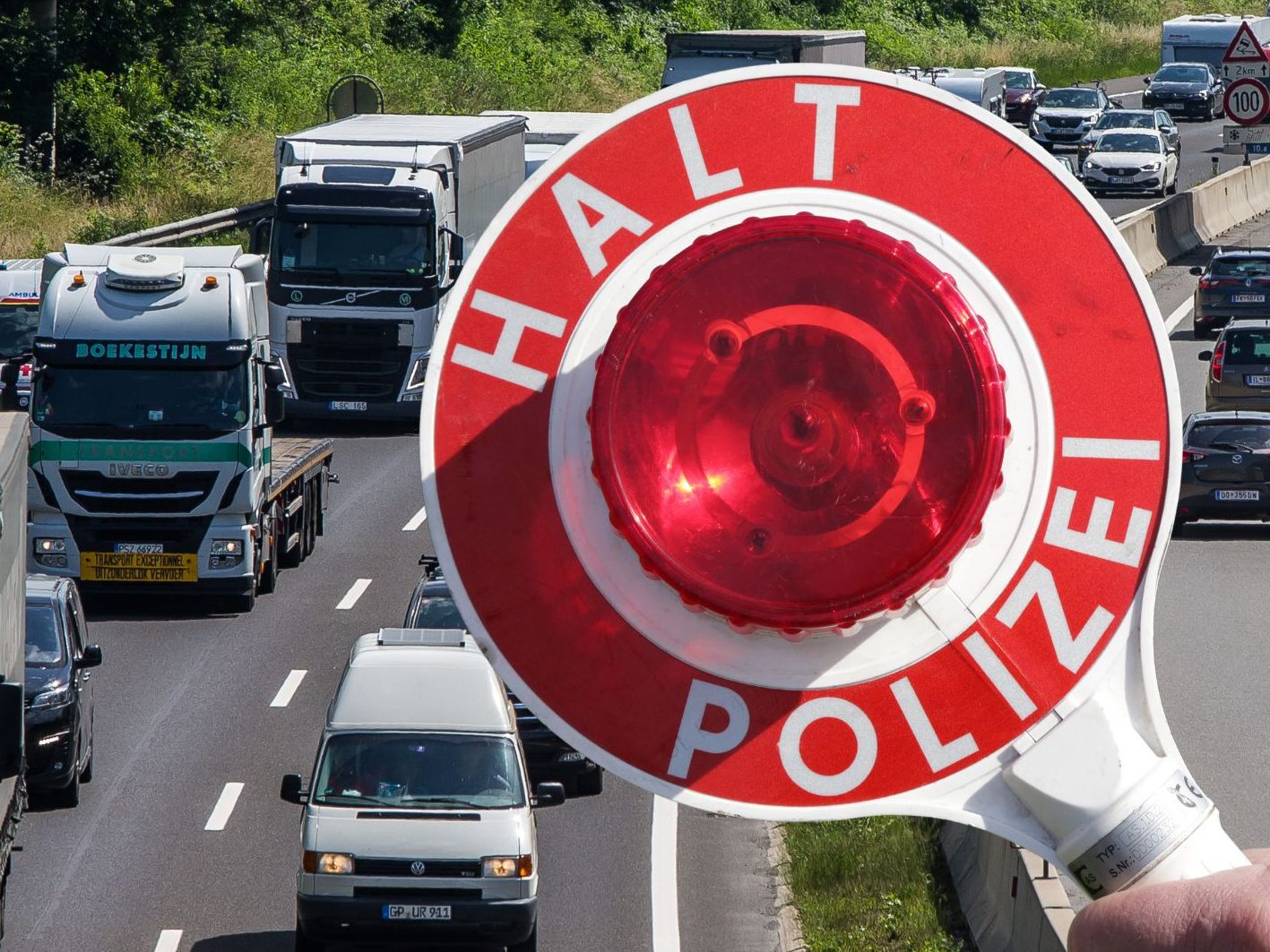 Fahndung auf A14: Lkw-Lenkerin flüchtet nach mehreren Kollisionen.