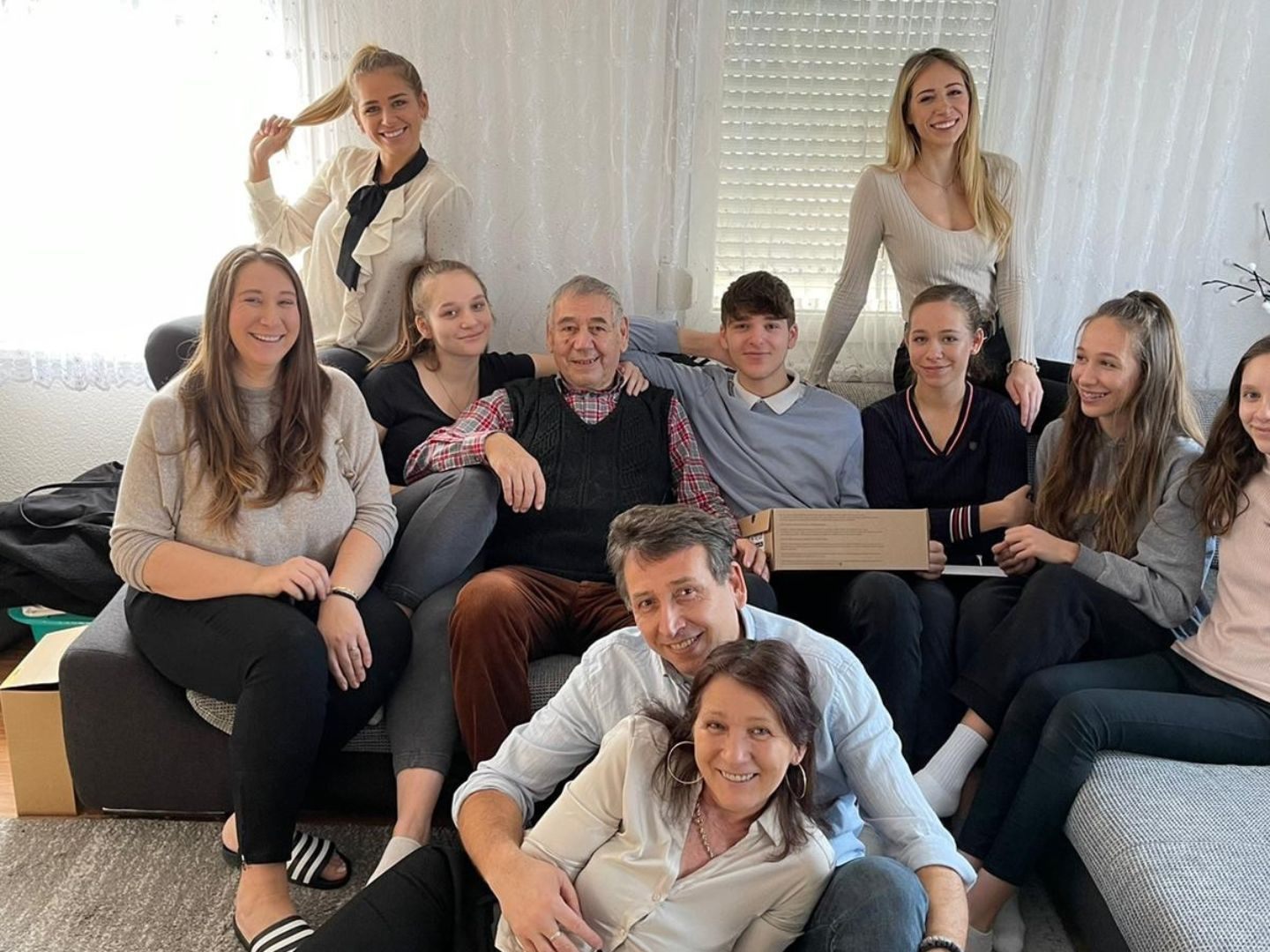 Familie Maksimovic rund um Reality-TV-Star Maria Maksimovic überträgt eine Woche lang live ihr Abendessen. Familie Maksimovic rund um Reality-TV-Star Maria Maksimovic überträgt eine Woche lang live ihr Abendessen.