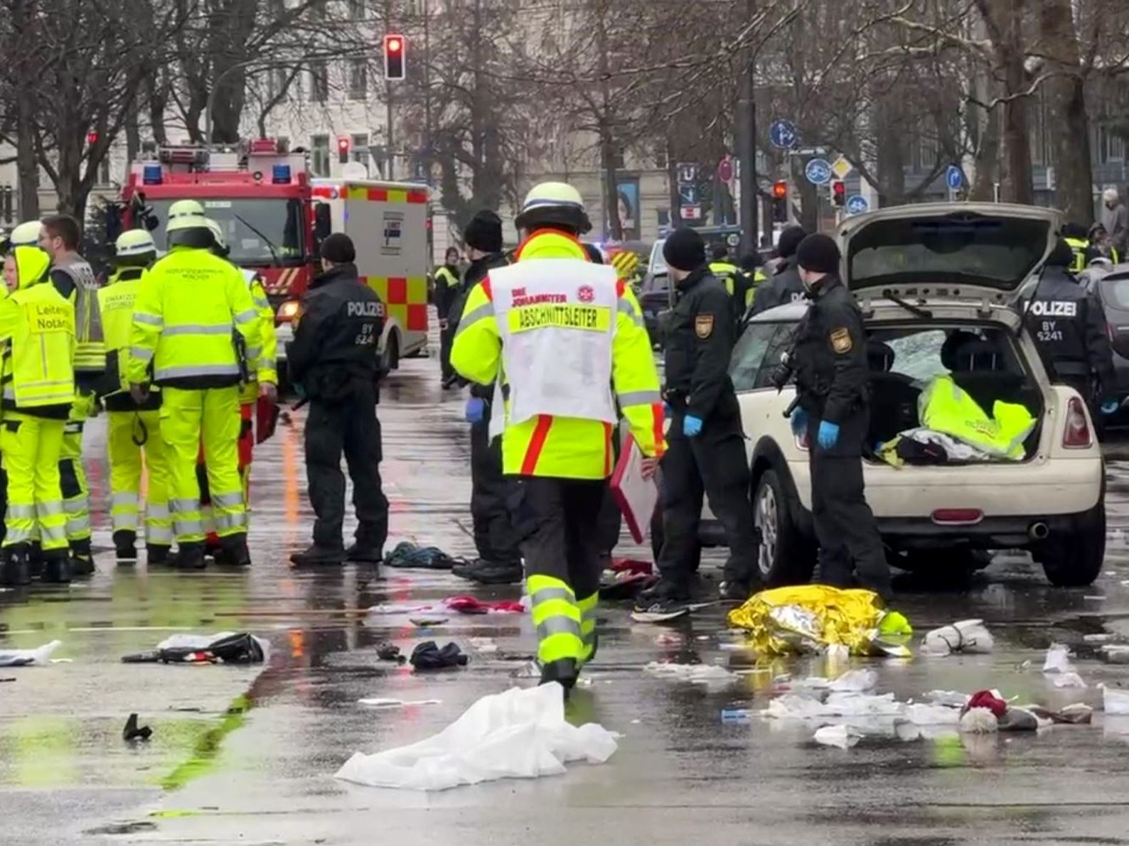 Der Mann raste mit seinem Mini in eine Demo-Gruppe. Der Mann raste mit seinem Mini in eine Demo-Gruppe.