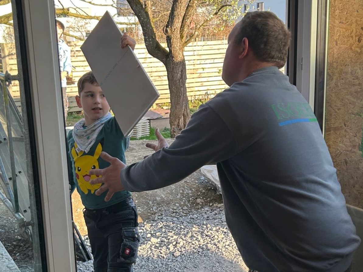 Lukas hilft auf der Baustelle immer fleißig mit.