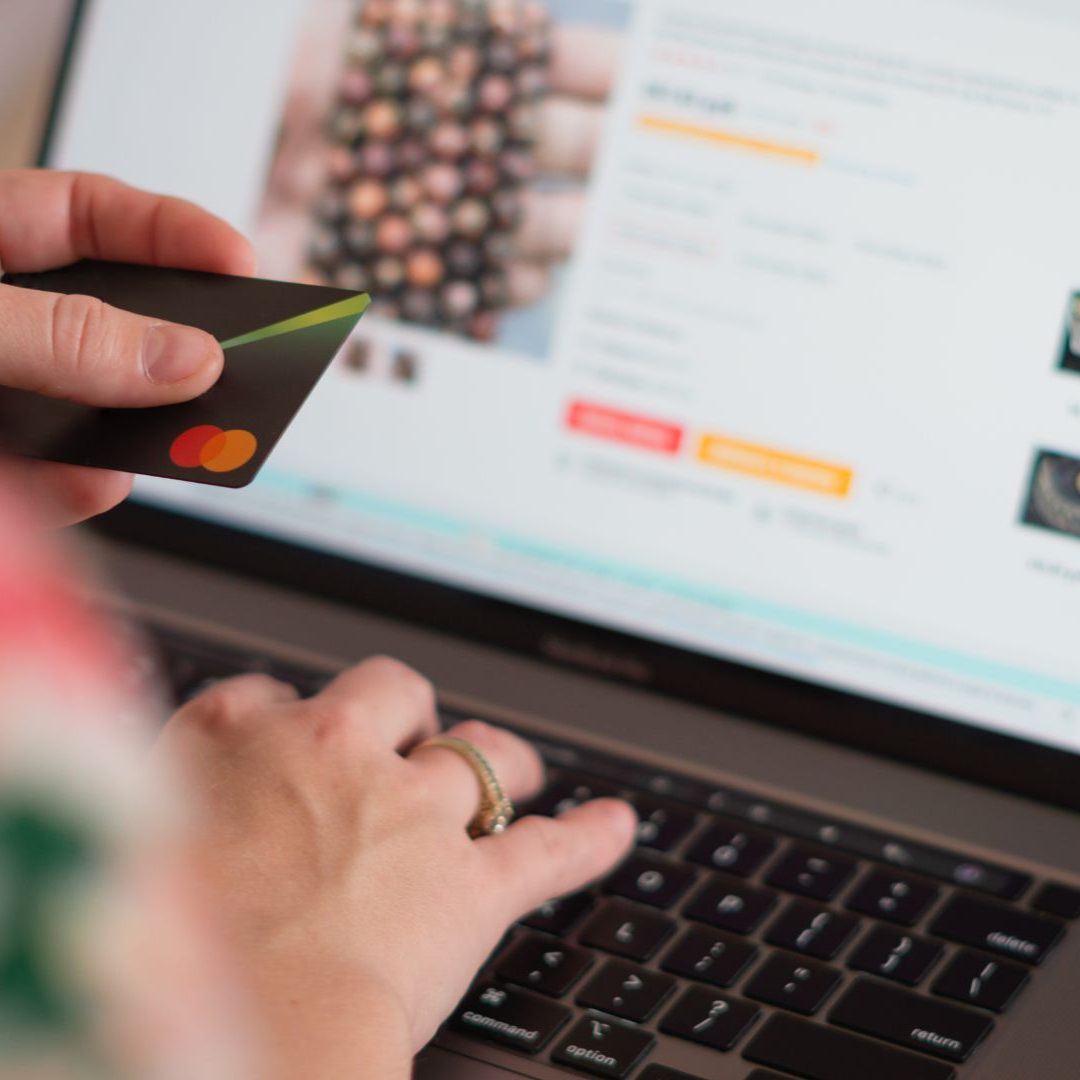 Vorsicht beim Einkauf im Internet. Die Polizei warnt vor Betrügern.