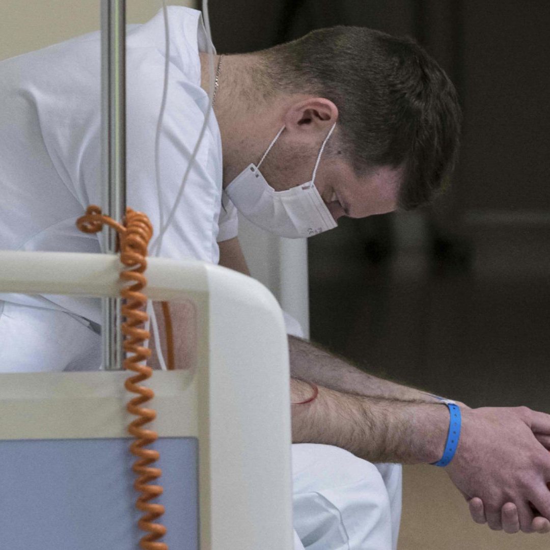 Symbolbild für die Langzeitfolgen der Pandemie: Eine Pflegekraft macht im März 2020 eine Pause im Louis-Pasteur-Spital in Colmar (Frankreich), aufgenommen während der ersten Corona-Welle.