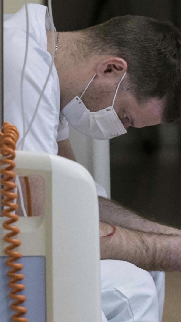 Symbolbild für die Langzeitfolgen der Pandemie: Eine Pflegekraft macht im März 2020 eine Pause im Louis-Pasteur-Spital in Colmar (Frankreich), aufgenommen während der ersten Corona-Welle.