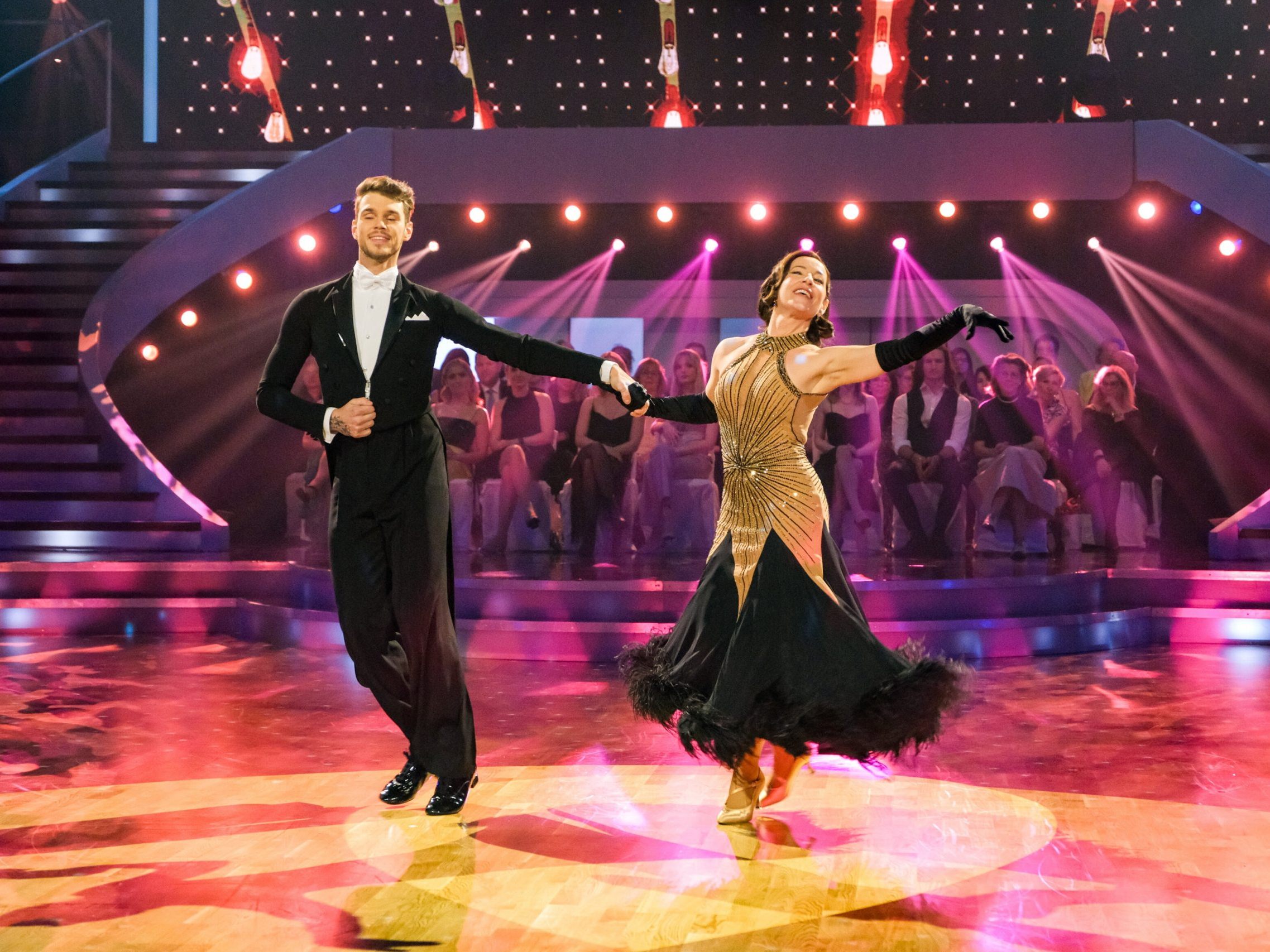 Schauspielerin Julia Cencig ist bei Dancing Stars ausgeschieden. Schauspielerin Julia Cencig ist bei Dancing Stars ausgeschieden.