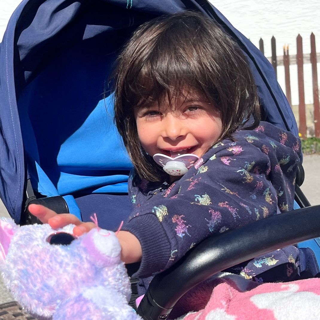 Eylin (5) ist eine kleine Kämpferin.