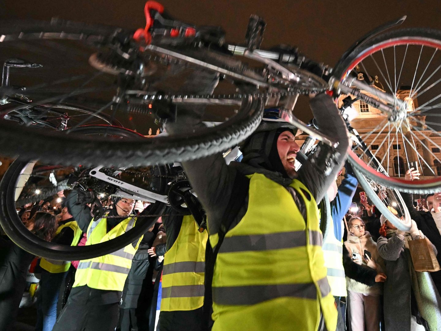 Protest auf zwei Rädern: Serbische Studierende radeln für Gerechtigkeit – Jubel in Wien, Kritik an Belgrad