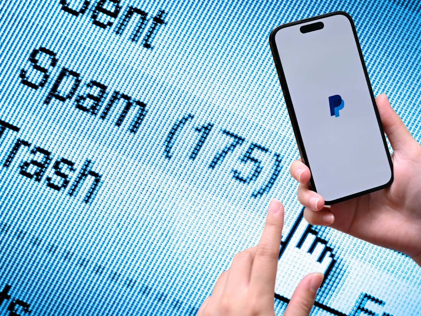 Aktuell kursiert eine gefälschte PayPal-Mail, mit der Betrüger Nutzer zur Preisgabe persönlicher Daten verleiten wollen – Verbraucherschützer warnen eindringlich. Aktuell kursiert eine gefälschte PayPal-Mail, mit der Betrüger Nutzer zur Preisgabe persönlicher Daten verleiten wollen – Verbraucherschützer warnen eindringlich.