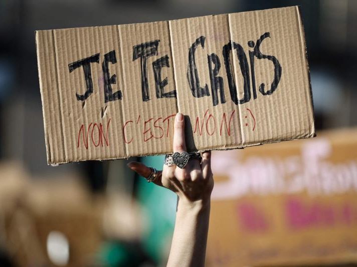 In Belgien kommt es wegen des Urteils zu Protesten. Hier ein Bild von einer Demonstration zum Weltfrauentag am 8. März 2025 in Brüssel. Auf dem Schild steht: "Ich glaube dir. Nein heißt nein." In Belgien kommt es wegen des Urteils zu Protesten. Hier ein Bild von einer Demonstration zum Weltfrauentag am 8. März 2025 in Brüssel. Auf dem Schild steht: "Ich glaube dir. Nein heißt nein."