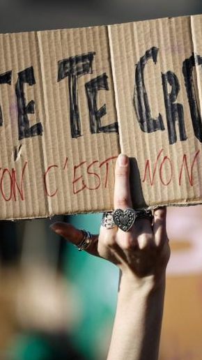 In Belgien kommt es wegen des Urteils zu Protesten. Hier ein Bild von einer Demonstration zum Weltfrauentag am 8. März 2025 in Brüssel. Auf dem Schild steht: "Ich glaube dir. Nein heißt nein."