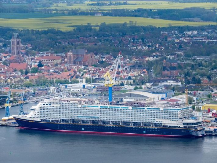 Nach Angaben der Staatskanzlei in Schwerin ist es das größte jemals in Deutschland gebaute Kreuzfahrtschiff und eines der größten Schiffe weltweit.