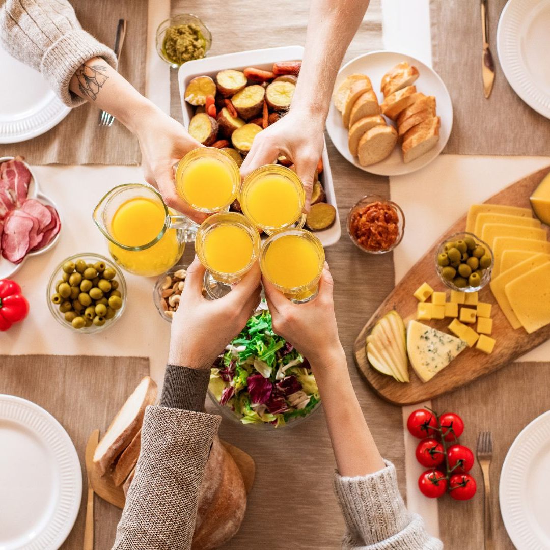 Ein üppiges Frühstück soll Energie spenden und sogar beim Abnehmen helfen. Aber wie zeitgemäß ist die alte Regel wirklich?