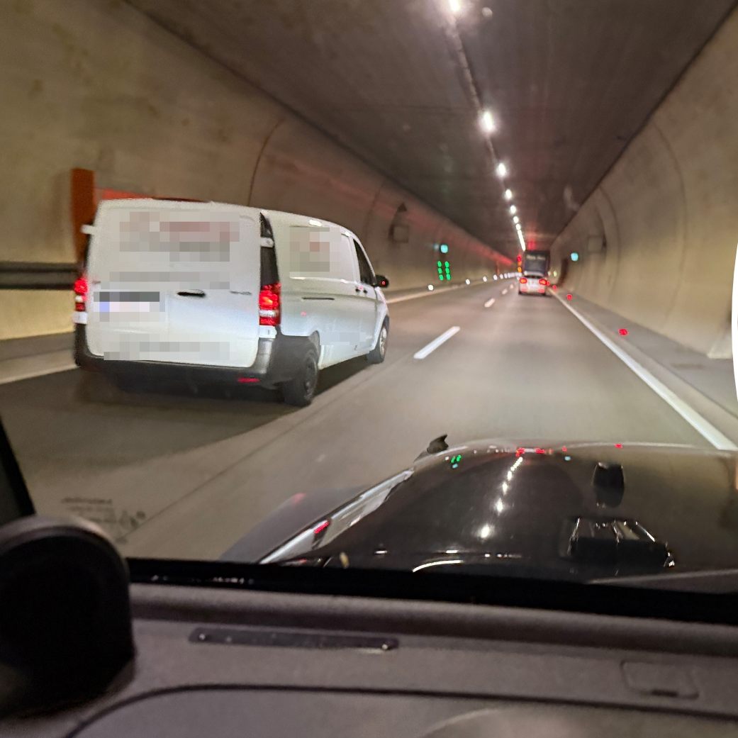 Mehrere Fahrzeuge fuhren über die gesperrte Fahrspur.