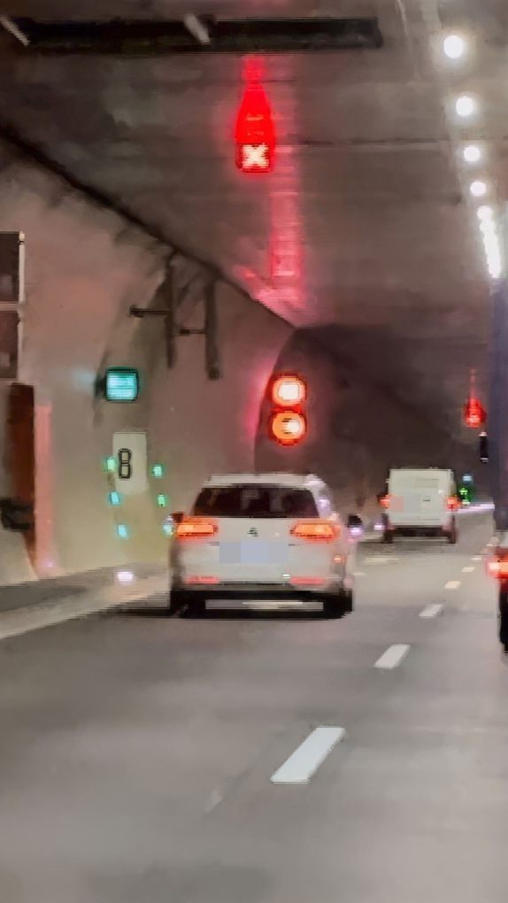 Mehrere Fahrzeuge fuhren über die gesperrte Fahrspur.