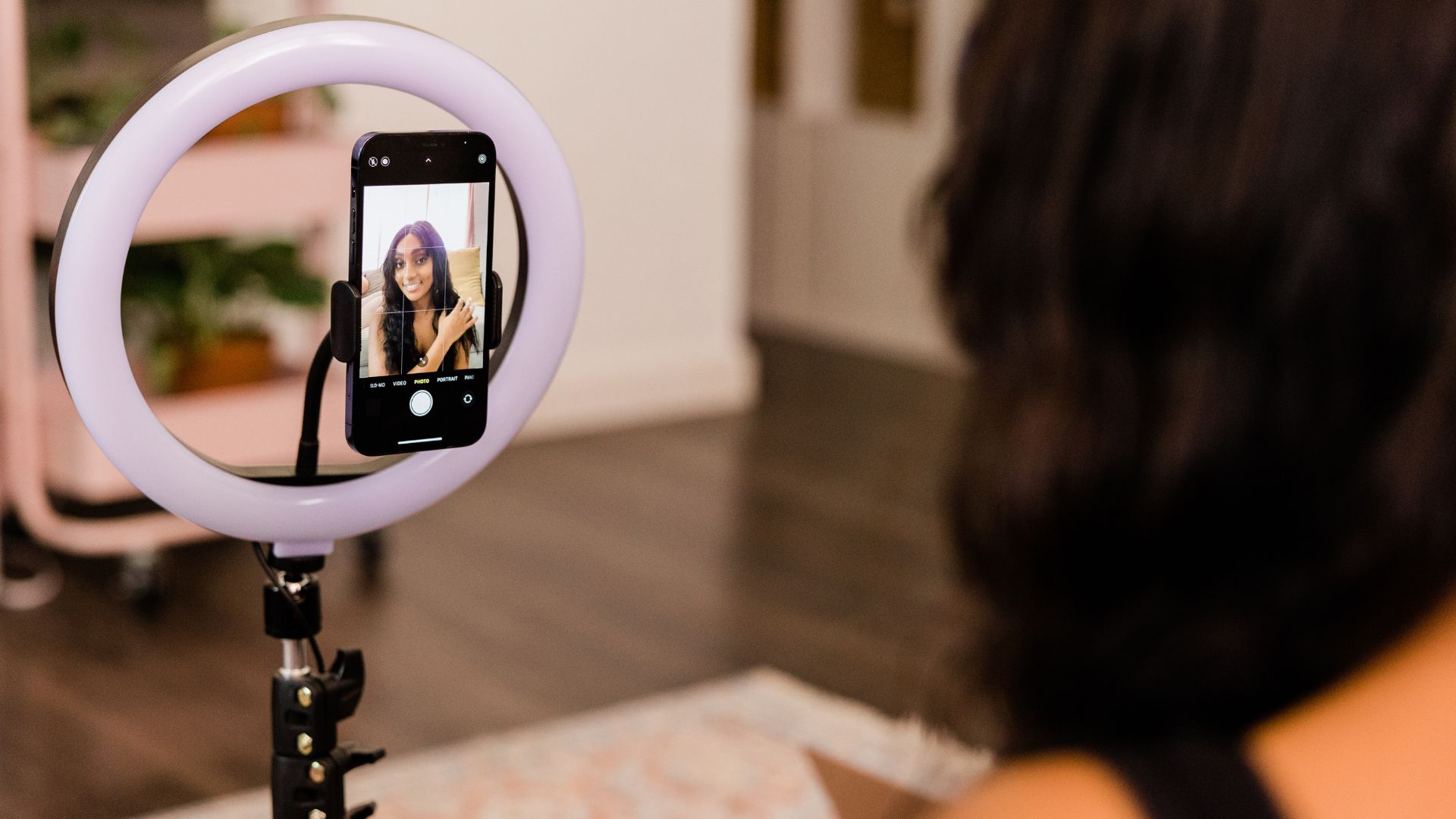 Influencer bewerben Produkte in den sozialen Medien.