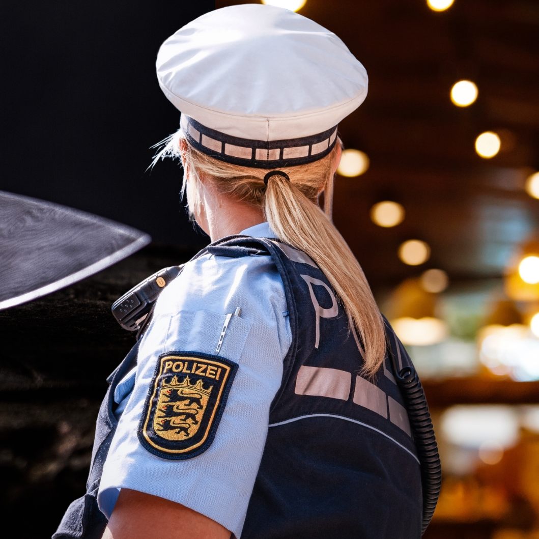 33-Jähriger wirft Messer nach Polizeibeamtin. (Symbolbild)