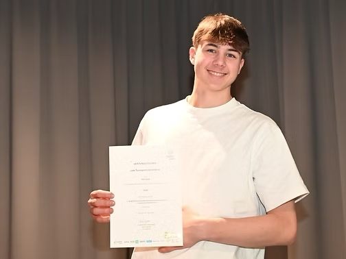 Joel erhält das Leistungsabzeichen in Gold