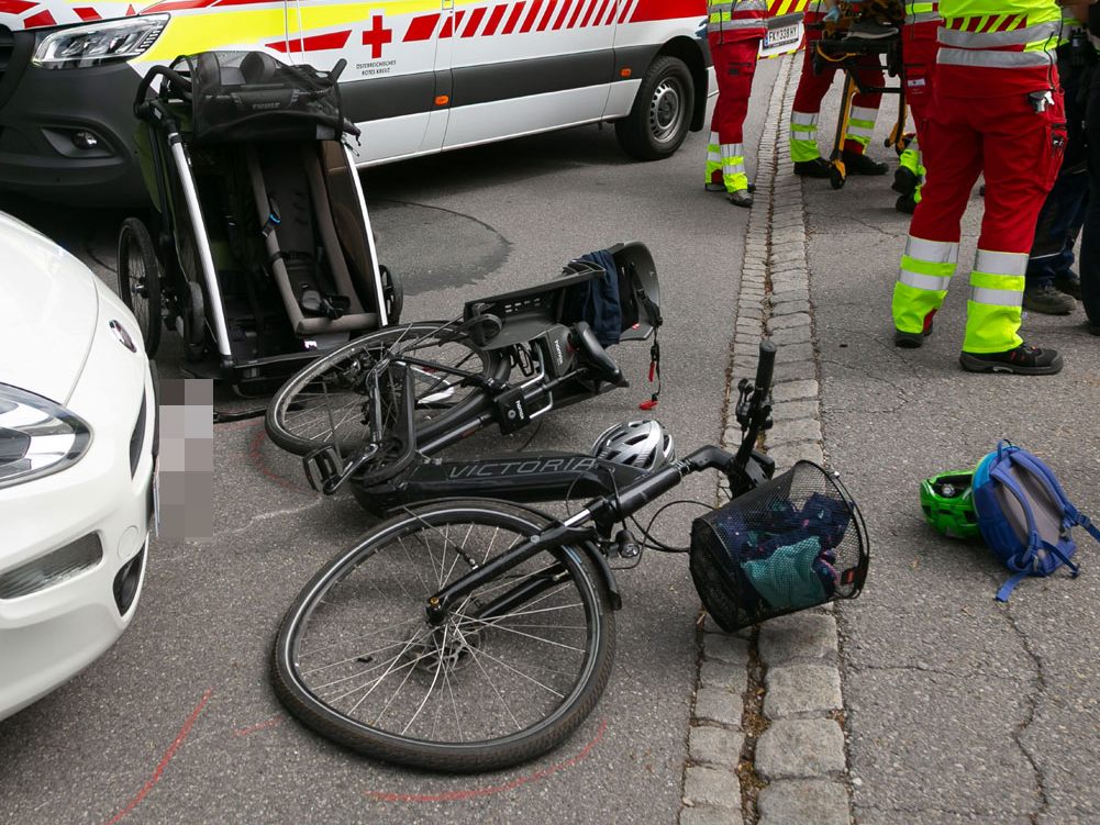 Pkw übersieht beim Abbiegen Radfahrerin mit Anhänger. Pkw übersieht beim Abbiegen Radfahrerin mit Anhänger.