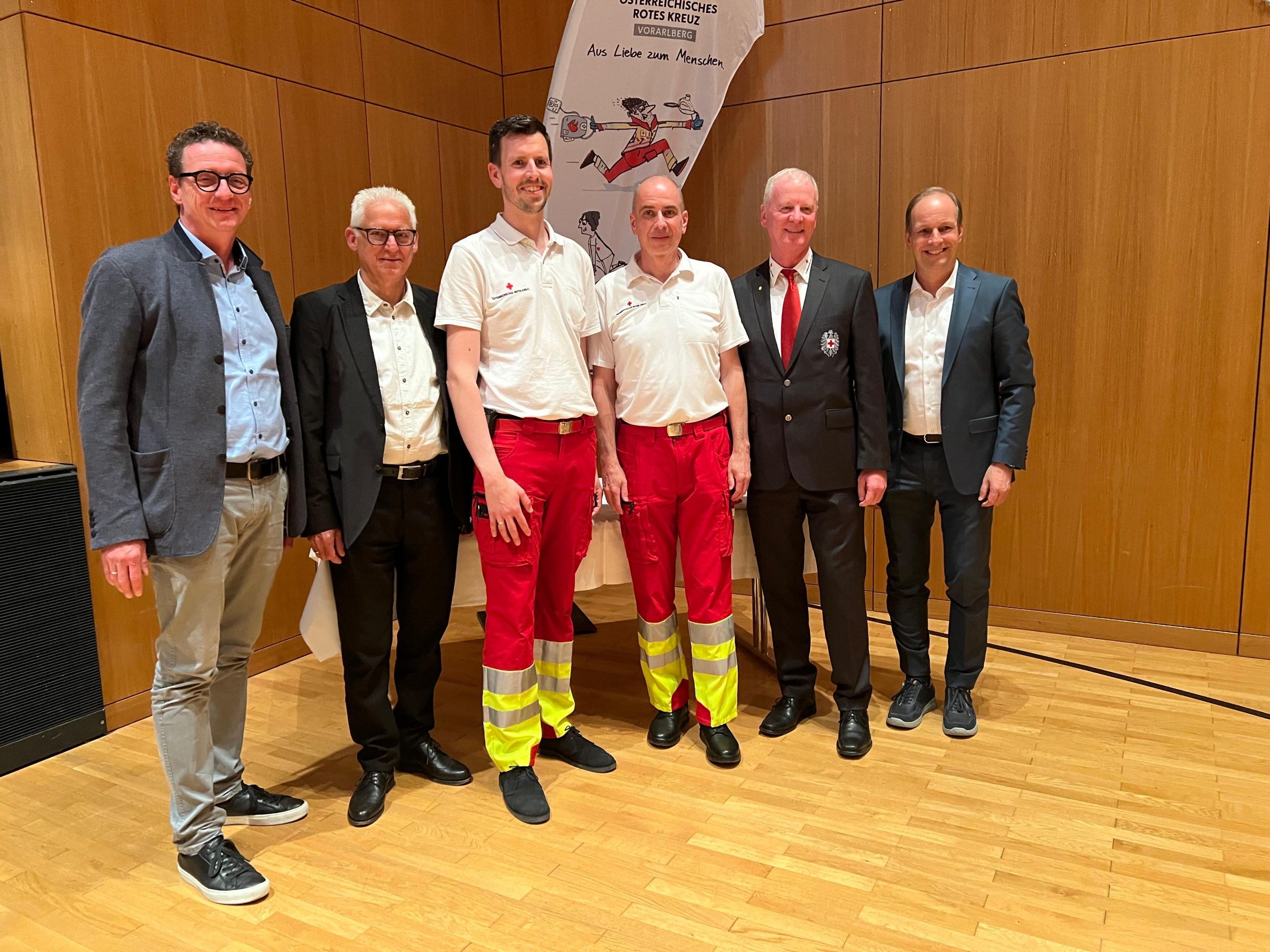 v. l. Bgm. Markus Giesinger (Altach), Rotkreuz-Präsident Ludwig Summer, Johannes Bertsch, Thomas Maierhofer, Landesrettungskommandant Gerhard Kräutler, Bgm. Dieter Egger (Hohenems) v. l. Bgm. Markus Giesinger (Altach), Rotkreuz-Präsident Ludwig Summer, Johannes Bertsch, Thomas Maierhofer, Landesrettungskommandant Gerhard Kräutler, Bgm. Dieter Egger (Hohenems)