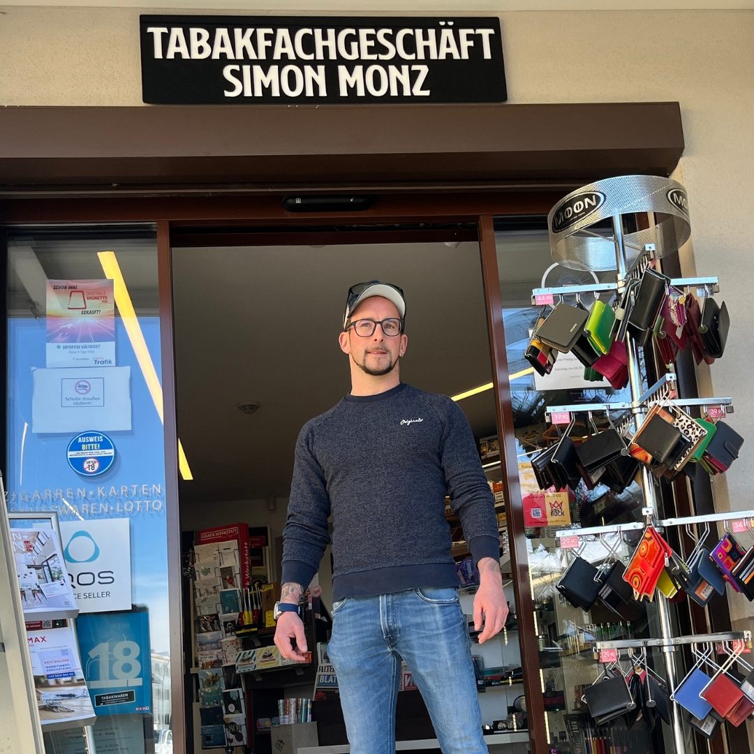 Simon Monz in seiner Trafik in Lauterach, die er seit Mai 2023 mit viel Herzblut führt.