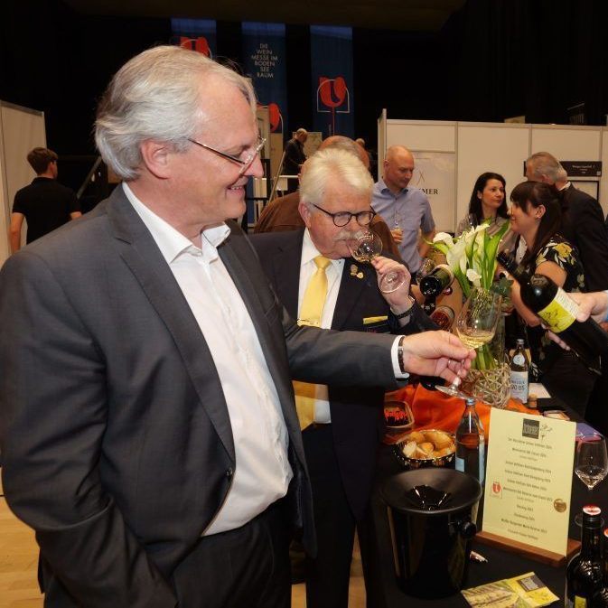 Landtagspräsident Harald Sonderegger am Stand des preisgekrönten Weinguts Schneider.
