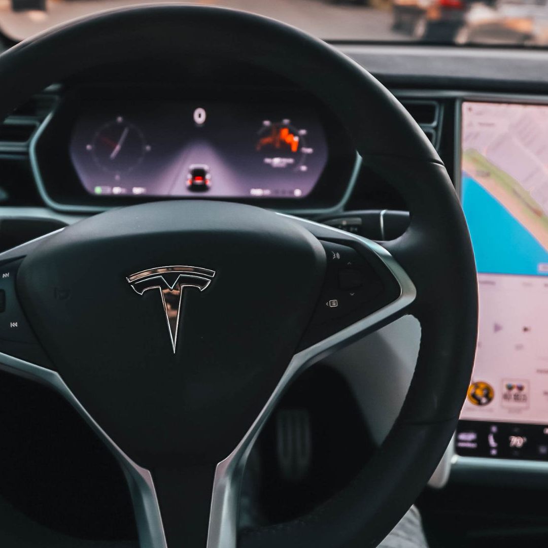 Tesla wird in Kalifornien wegen angeblich manipulierter Kilometerzähler verklagt. Eine Sammelklage wirft dem Unternehmen vor, Autos so schneller aus der Garantie fallen zu lassen.