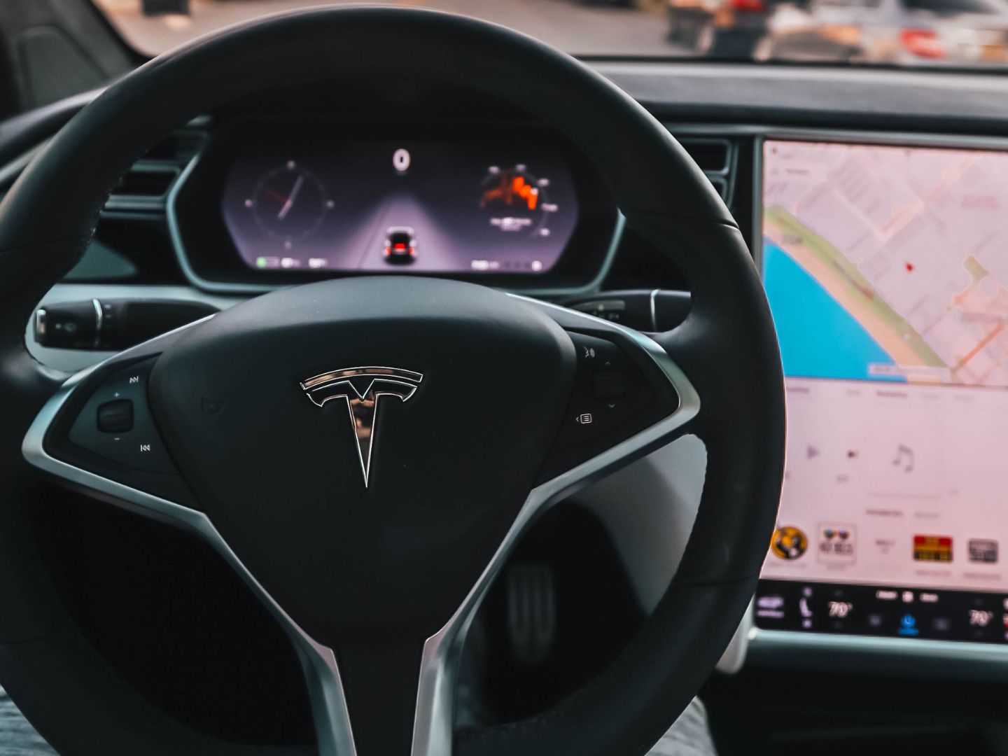 Tesla wird in Kalifornien wegen angeblich manipulierter Kilometerzähler verklagt. Eine Sammelklage wirft dem Unternehmen vor, Autos so schneller aus der Garantie fallen zu lassen.