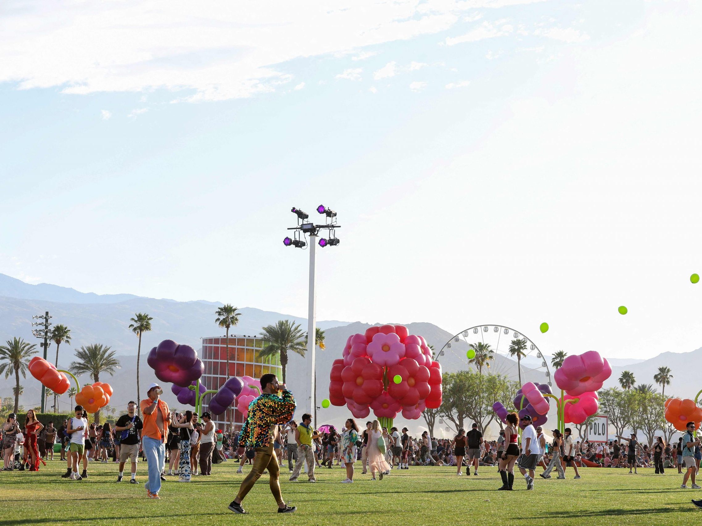 Beim Coachella-Festival 2025 sorgten Stars wie Green Day und Bernie Sanders für politische Statements – Kritik an Trump und Gaza-Krieg inklusive.