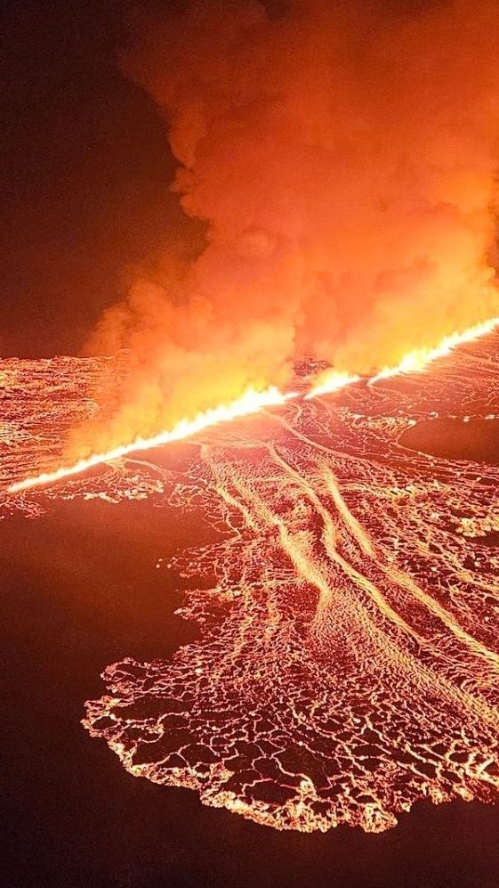 Bereits im November vergangenen Jahres sprudelte Lava aus dem Riss in der Nähe des isländischen Fischerdorfes Grindavík.