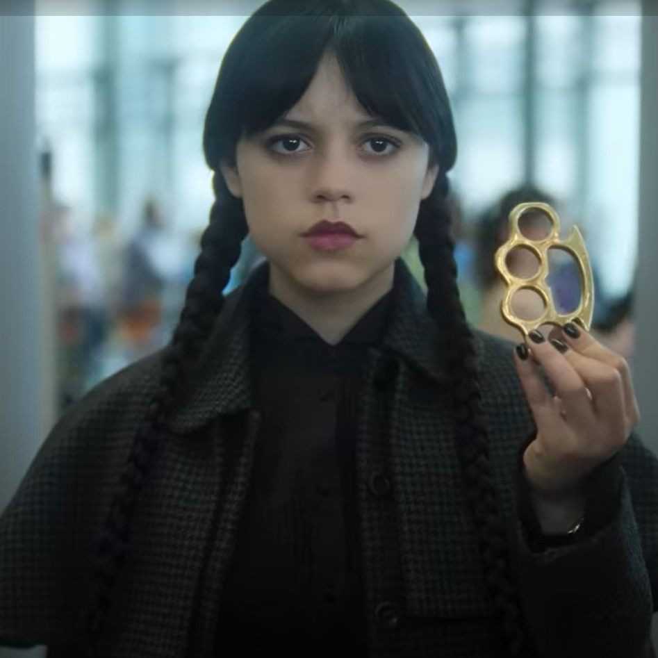 Wednesday Addams (Jenna Ortega) mit Schlagring: Szene aus dem offiziellen Teaser-Trailer zur zweiten Staffel der Netflix-Serie.