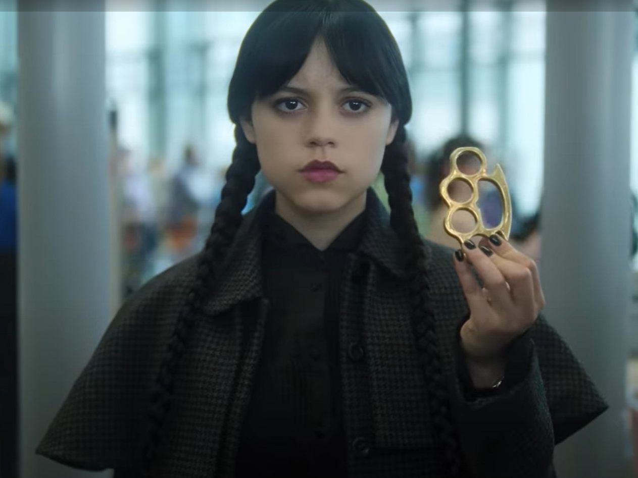 Wednesday Addams (Jenna Ortega) mit Schlagring: Szene aus dem offiziellen Teaser-Trailer zur zweiten Staffel der Netflix-Serie.