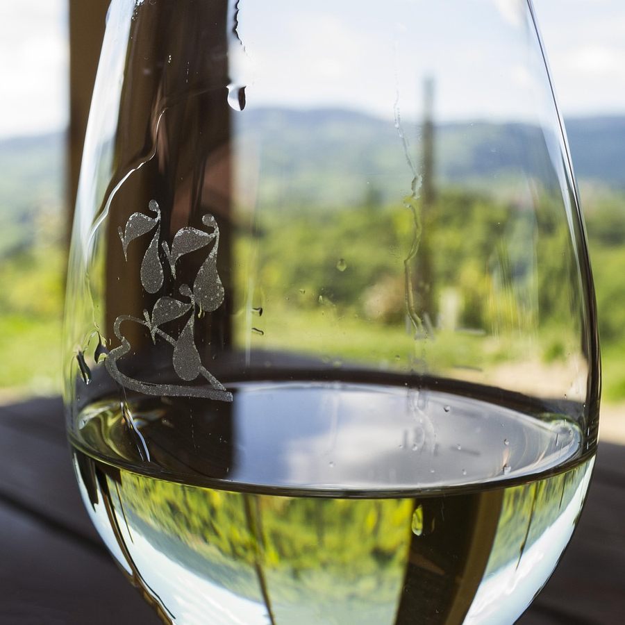 Im heimischen Wein ist mehr Ewigkeitschemikalie als in Wasser.