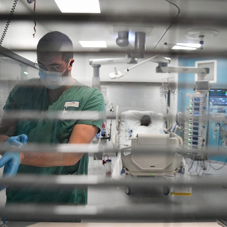 Blick in eine Intensivstation: Zwischen modernster Technik, Arbeitsbelastung und begrenzten Ressourcen steht das Gesundheitssystem vor der Frage: Wie gerecht ist der Zugang zur medizinischen Versorgung?