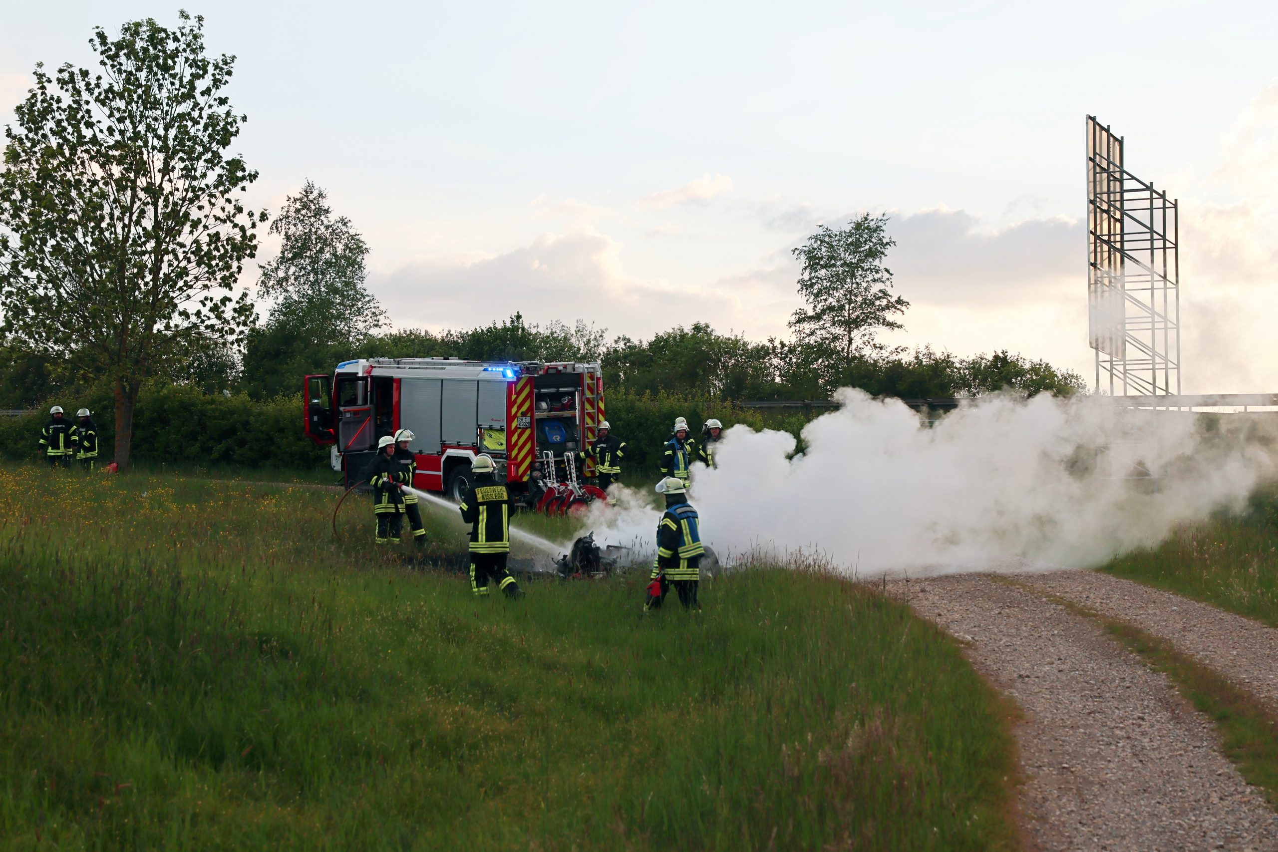 Feuerwehrleute im Löscheinsatz – der Sportwagen brannte vollständig aus. Feuerwehrleute im Löscheinsatz – der Sportwagen brannte vollständig aus.