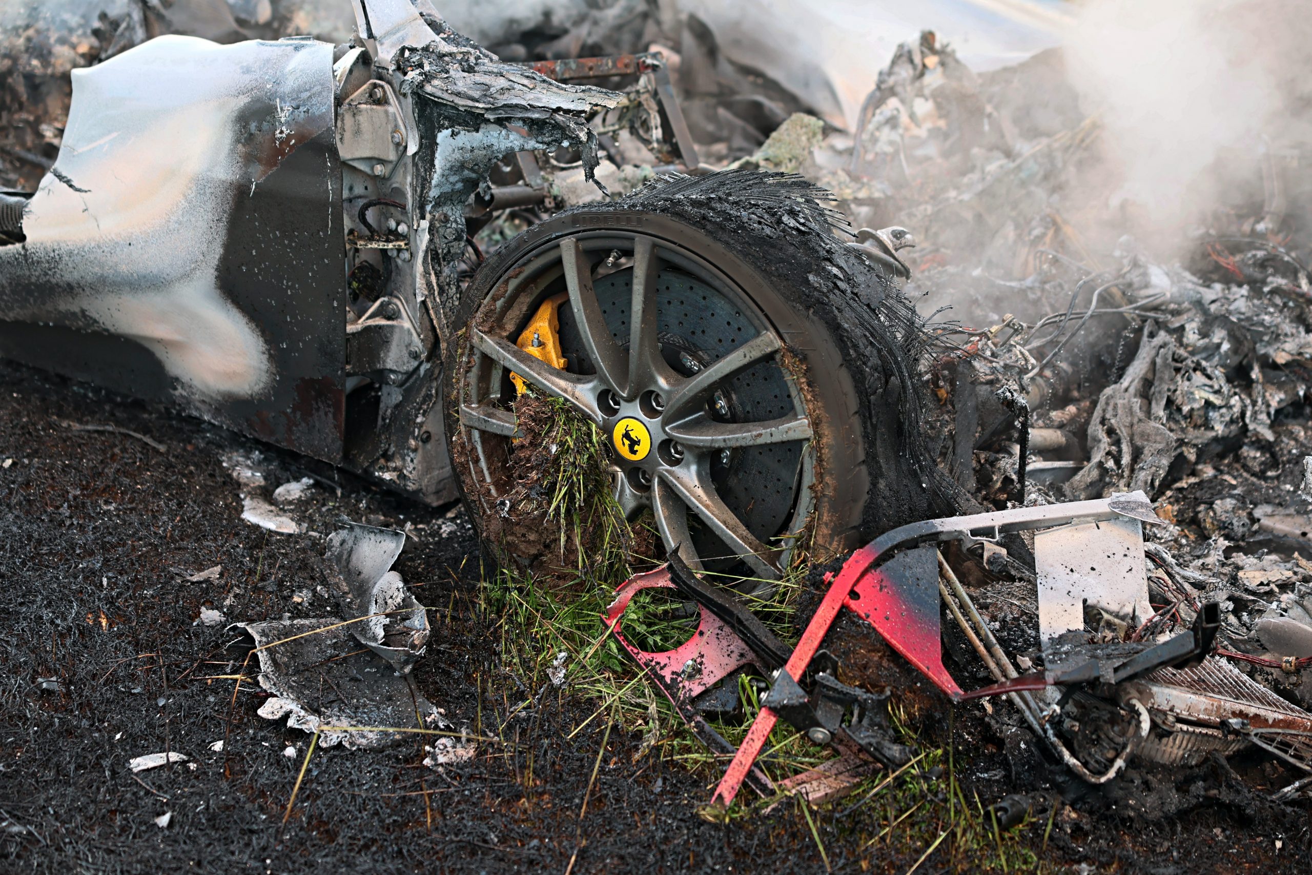 Der Ferrari war nach dem Aufprall und dem Feuer nicht mehr zu retten. Der Ferrari war nach dem Aufprall und dem Feuer nicht mehr zu retten.