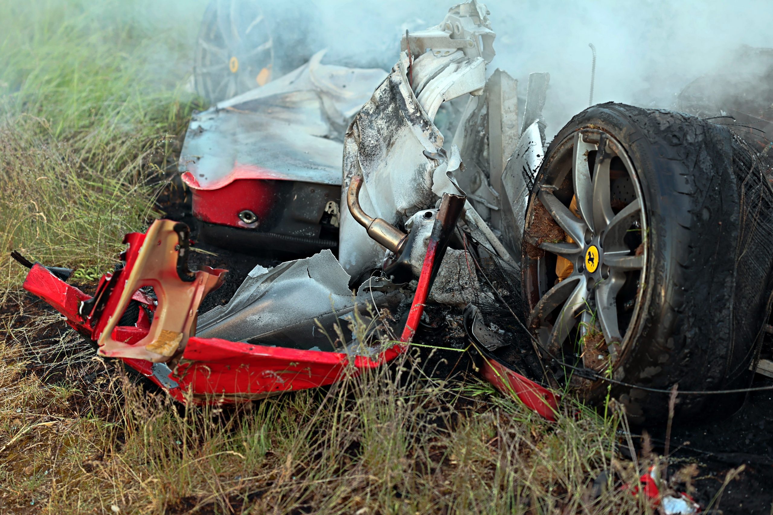 Nur das Ferrari-Emblem auf der Felge blieb weitgehend unversehrt. Nur das Ferrari-Emblem auf der Felge blieb weitgehend unversehrt.