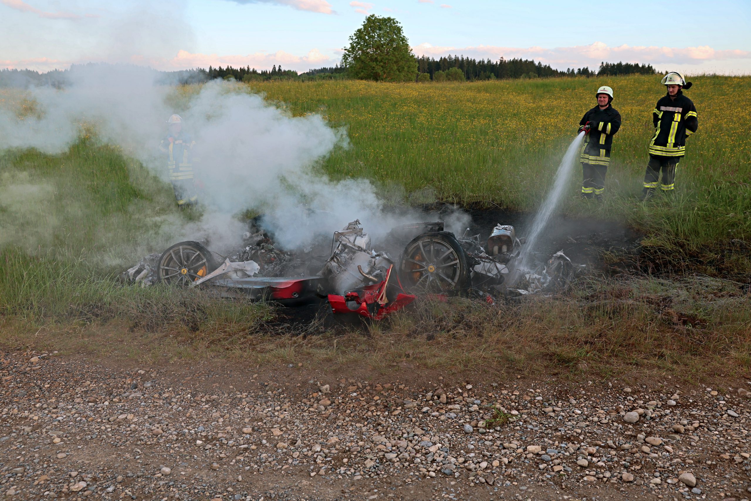 Die Feuerwehr Kißlegg beim Löscheinsatz. Die Feuerwehr Kißlegg beim Löscheinsatz.