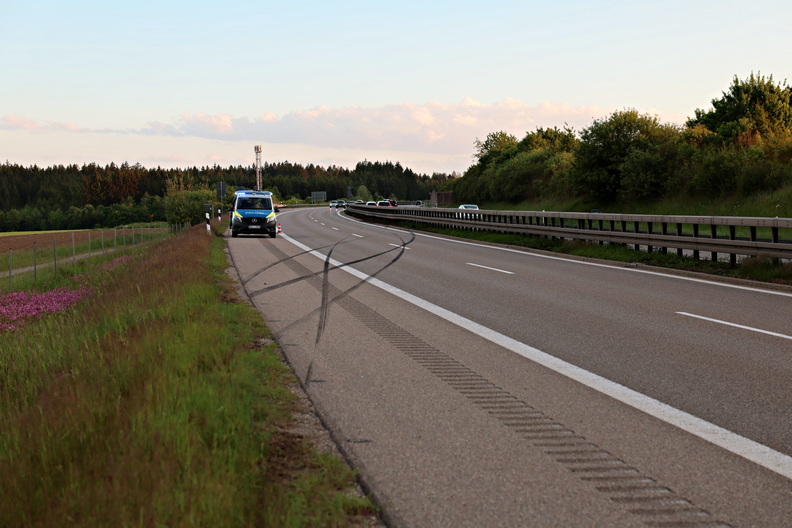 Die Bremsspuren auf der A96. Die Bremsspuren auf der A96.