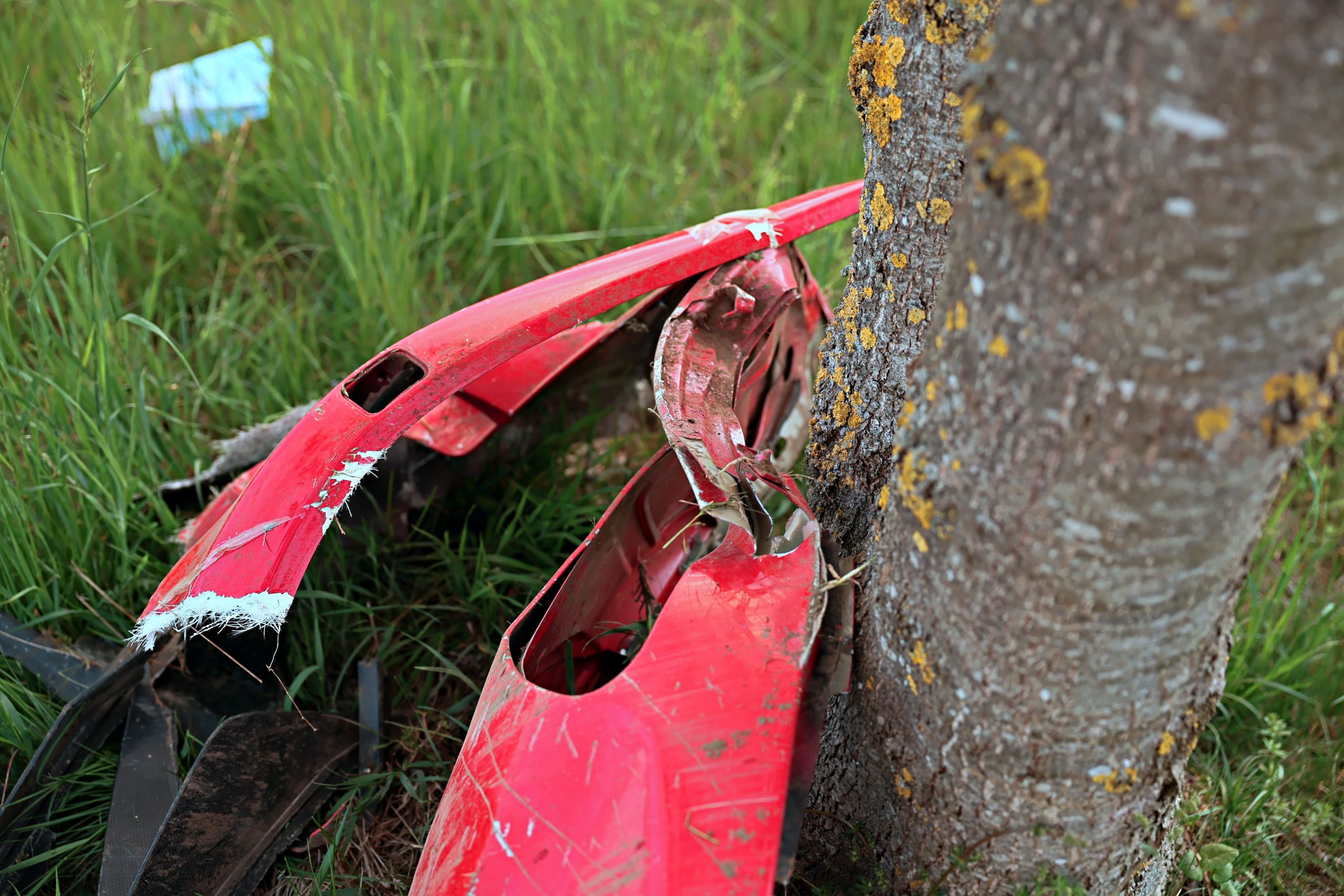 Ein Teil des Ferraris wurde gegen einen Baum geschleudert. Ein Teil des Ferraris wurde gegen einen Baum geschleudert.