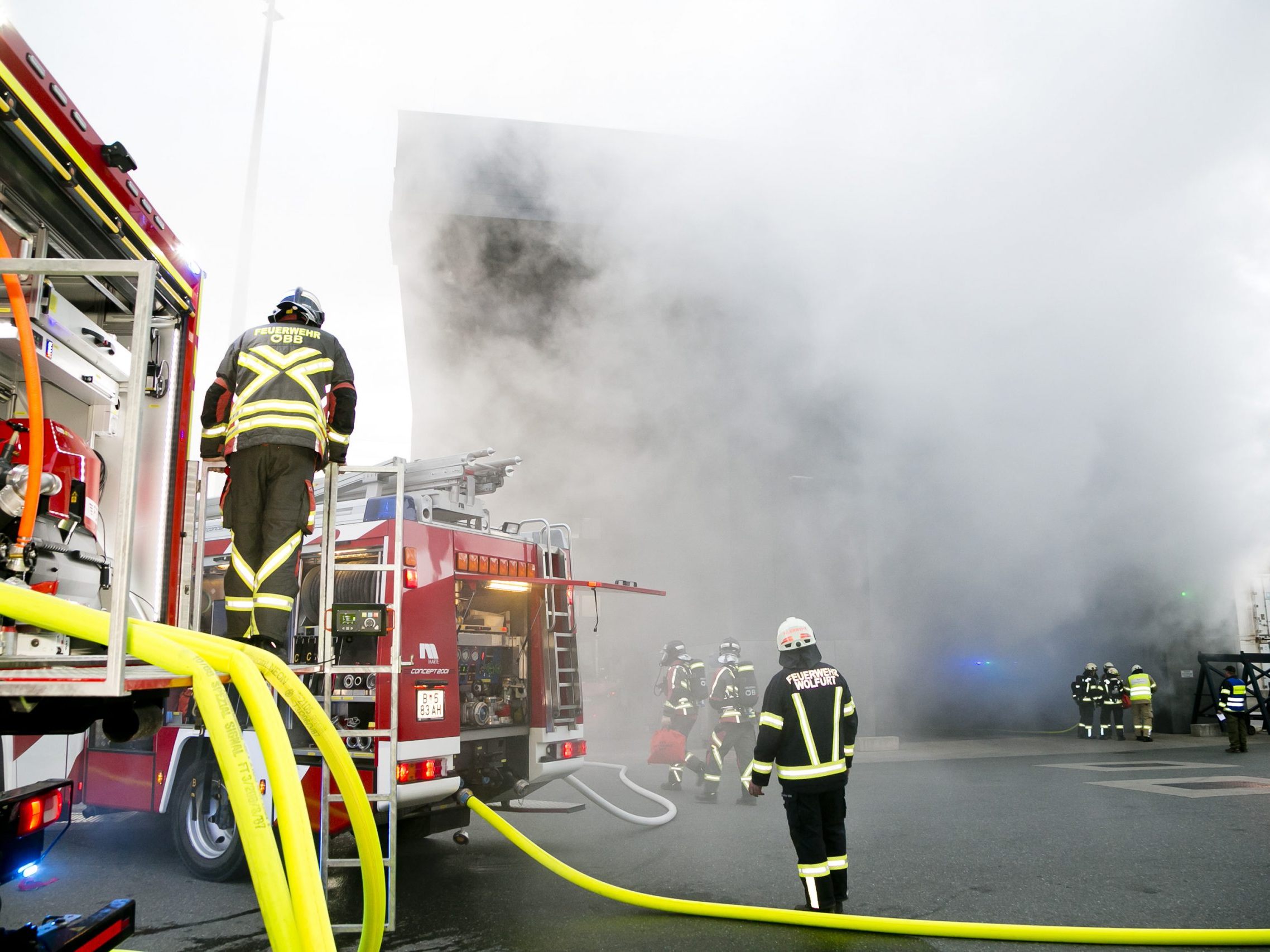 Insgesamt nahmen 105 Feuerwehrmänner und -frauen an der zweistündigen Übung tei. Insgesamt nahmen 105 Feuerwehrmänner und -frauen an der zweistündigen Übung tei.