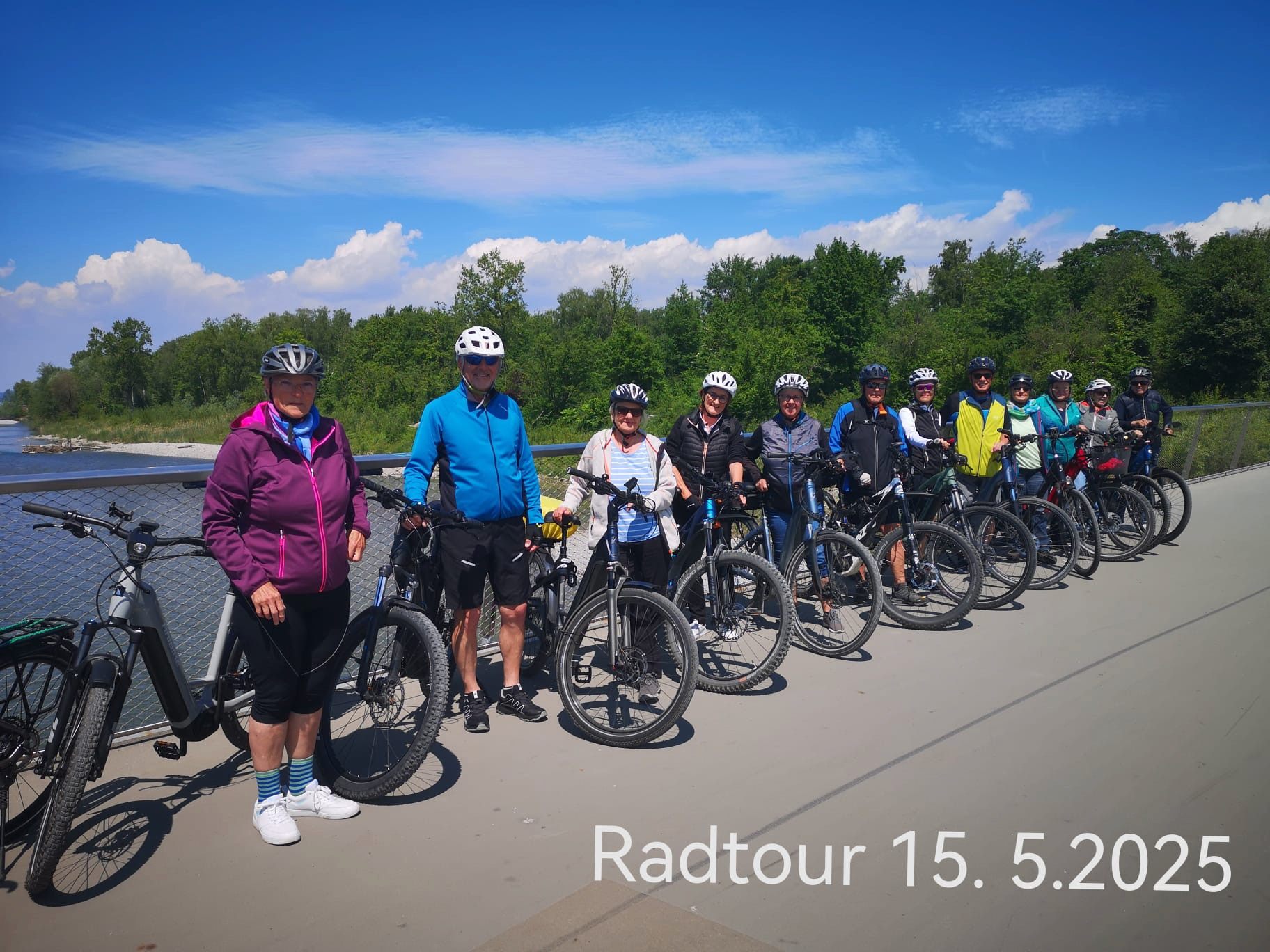 Die Radlergruppe zum Fotostopp auf der Harder Radbrücke Die Radlergruppe zum Fotostopp auf der Harder Radbrücke