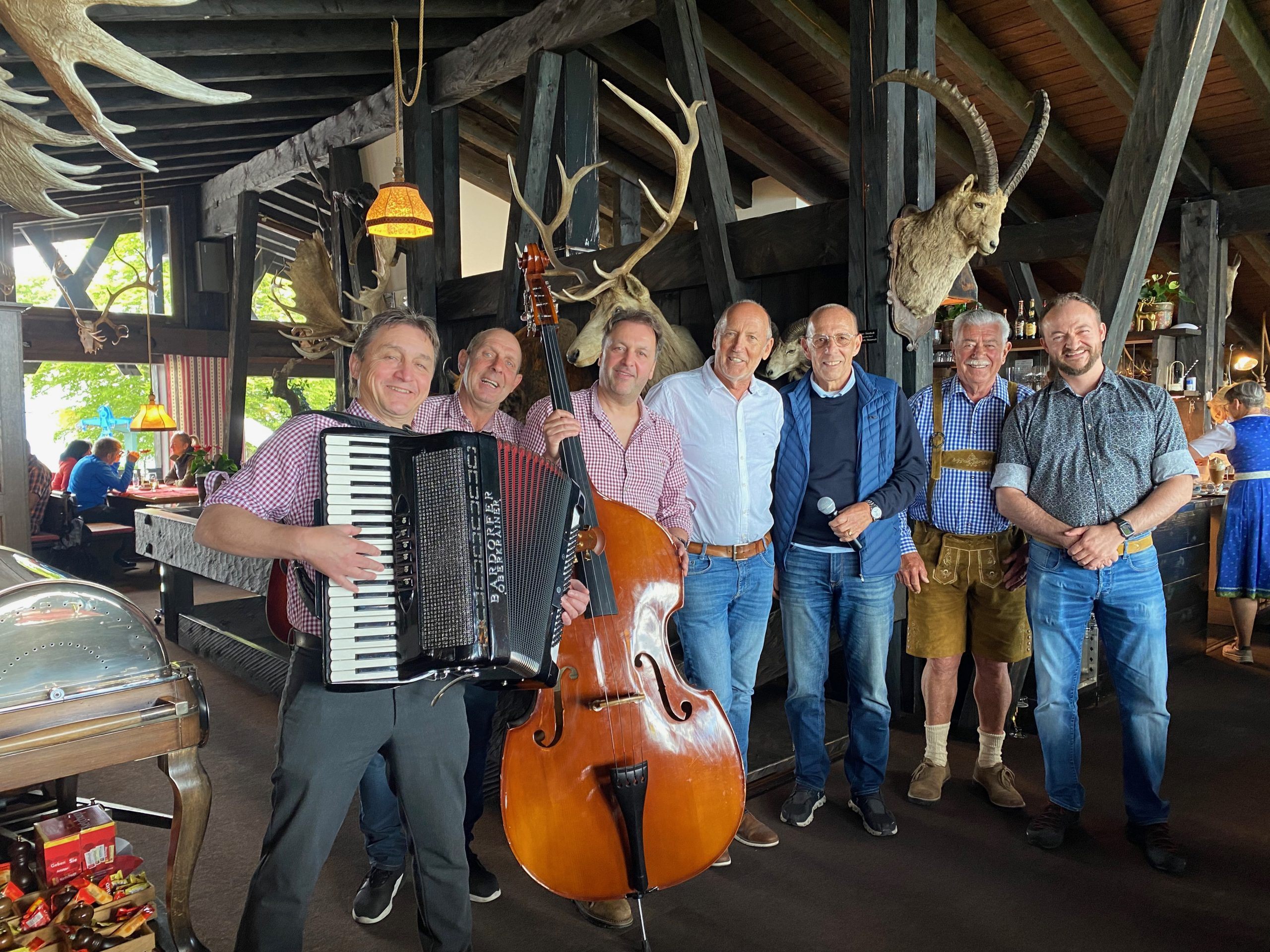 v.re. Wirt Patrick Dobler, Paul Lau, Michael Rauth, Xaver Sinz und die "Alpenrammler" v.re. Wirt Patrick Dobler, Paul Lau, Michael Rauth, Xaver Sinz und die "Alpenrammler"