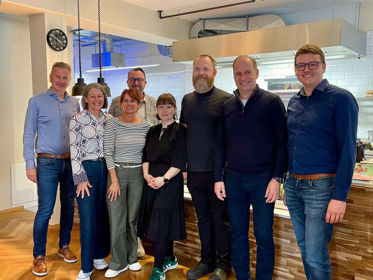 v. l. Projektentwickler Markus Schadenbauer, WIGE-Obfrauen Bettina Egle und Barbara Öhe-Kirchner, StR. Dietmar Amann, Aina und Morné Castelyn, Bgm. Dieter Egger, Stadtmarketing-GF Clemens Osl